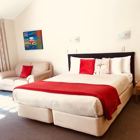 Cascades Lakefront Motel Taupo Kültér fotó A room at the hotel
