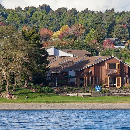 Cascades Lakefront Motel Taupo Kültér fotó Residential neighborhood on the shore of Lake Stevens