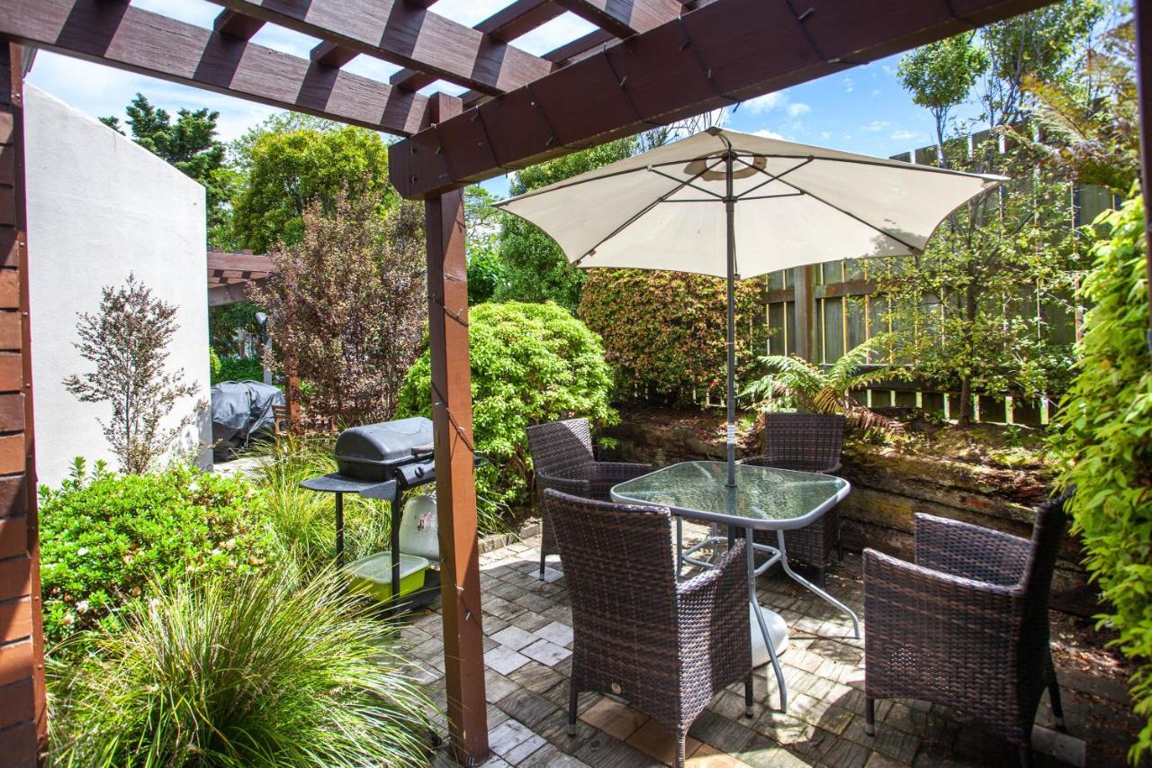 Cascades Lakefront Motel Taupo Kültér fotó A patio with a pergola