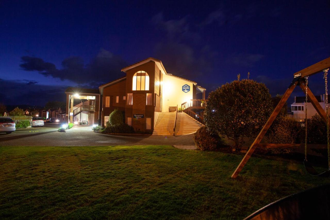 Cascades Lakefront Motel Taupo Kültér fotó The church at night