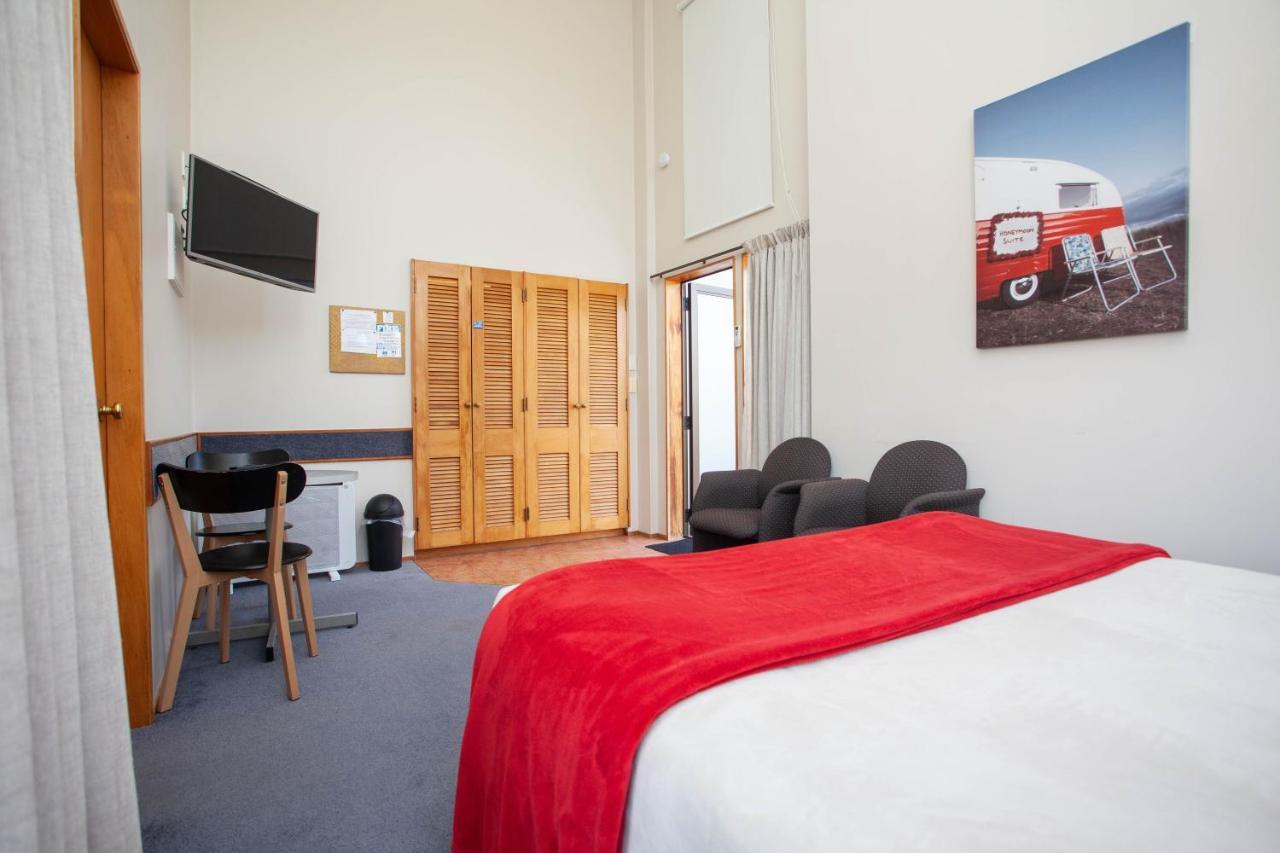 Cascades Lakefront Motel Taupo Kültér fotó A typical studio apartment
