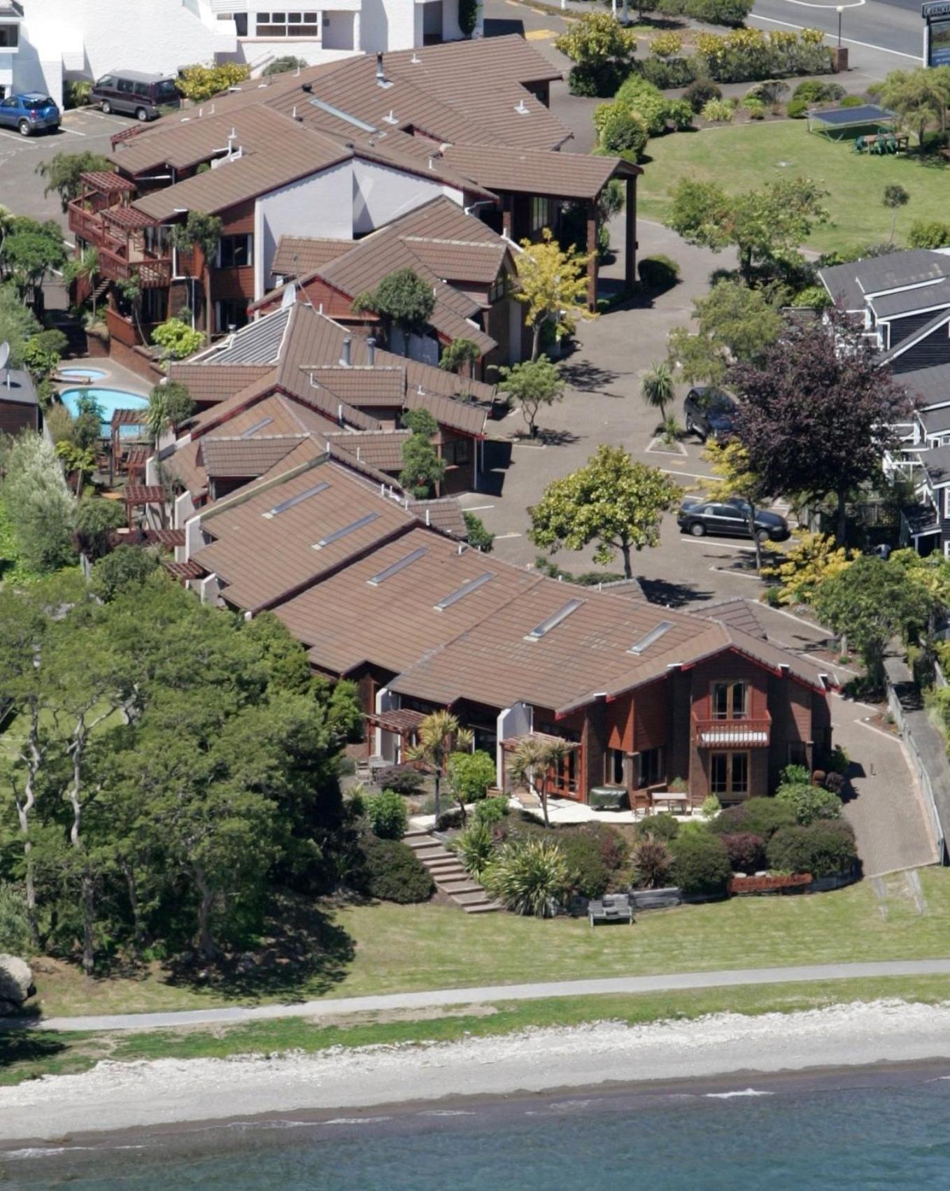 Cascades Lakefront Motel Taupo Kültér fotó The house from the air