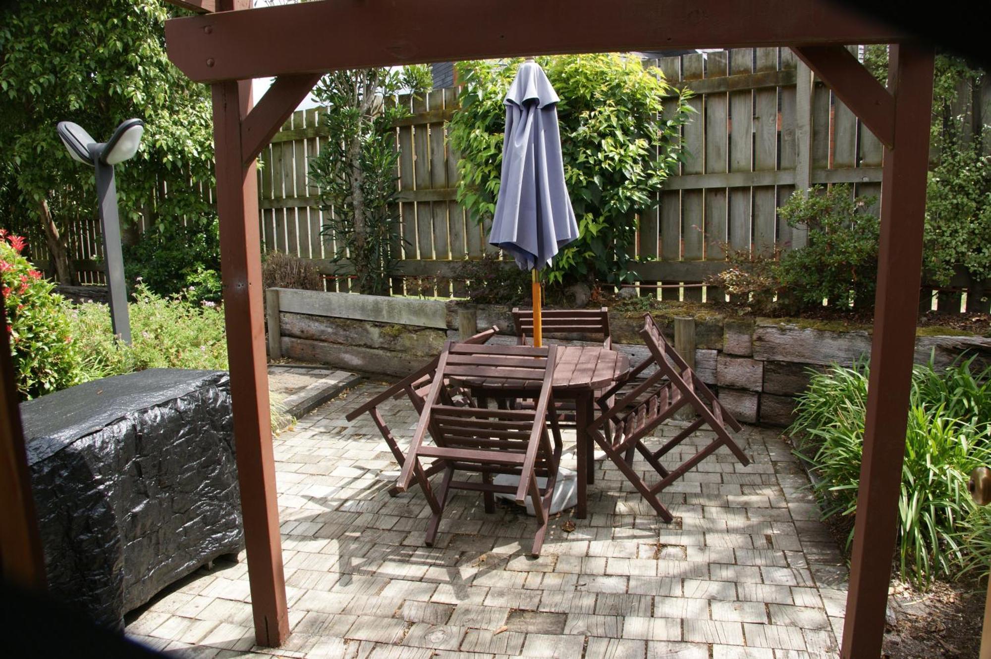 Cascades Lakefront Motel Taupo Szoba fotó A backyard patio
