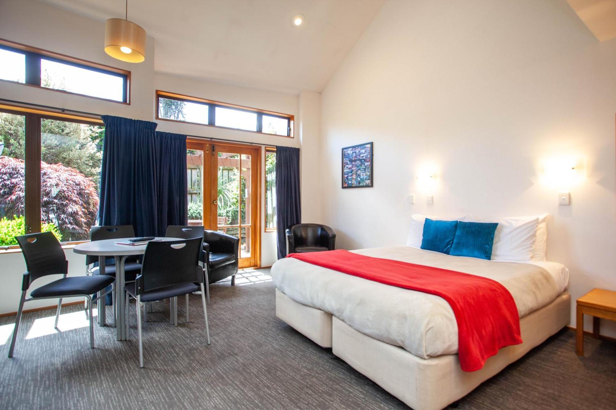 Cascades Lakefront Motel Taupo Szoba fotó A typical studio apartment