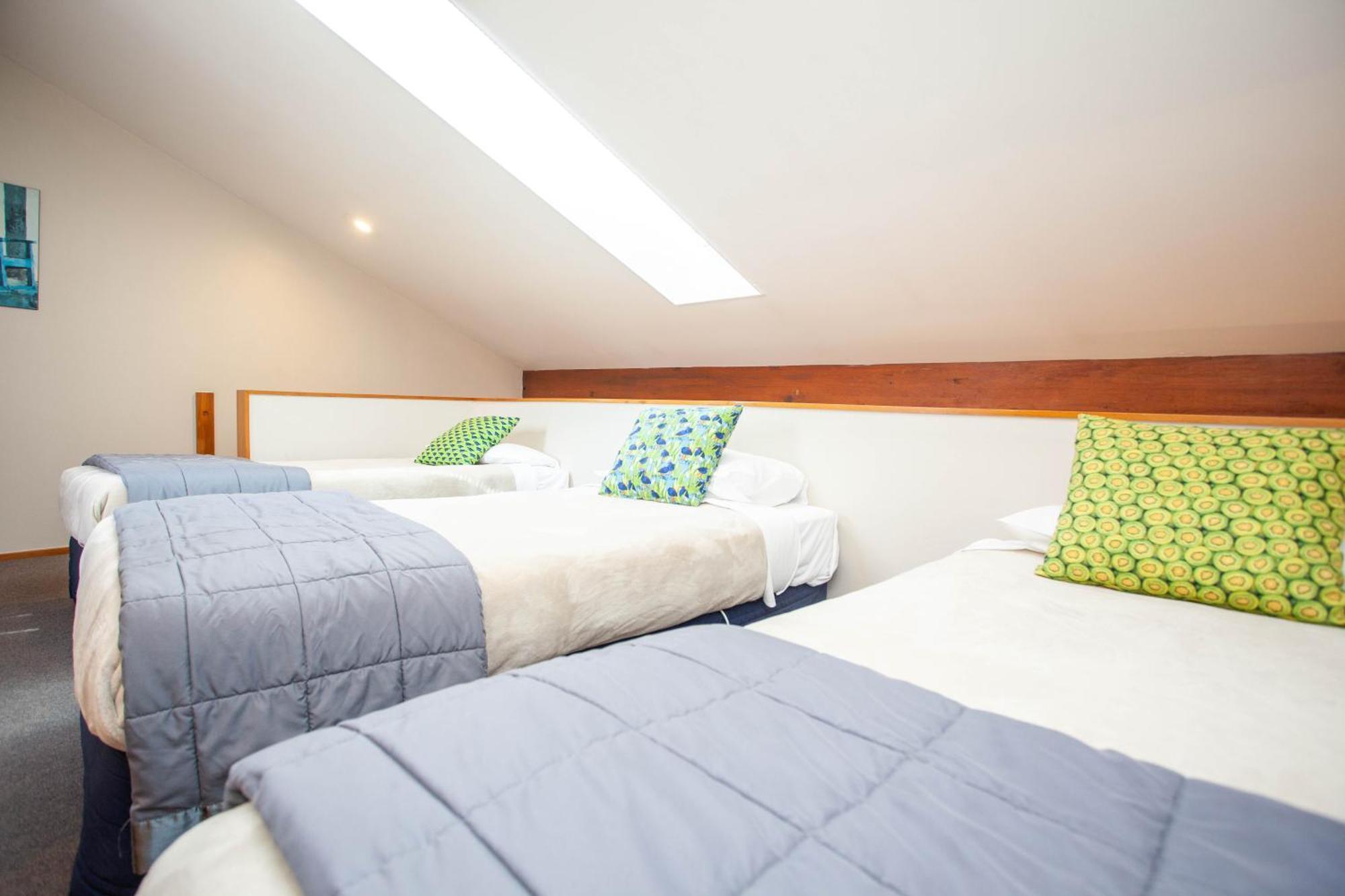 Cascades Lakefront Motel Taupo Szoba fotó A room at the hotel