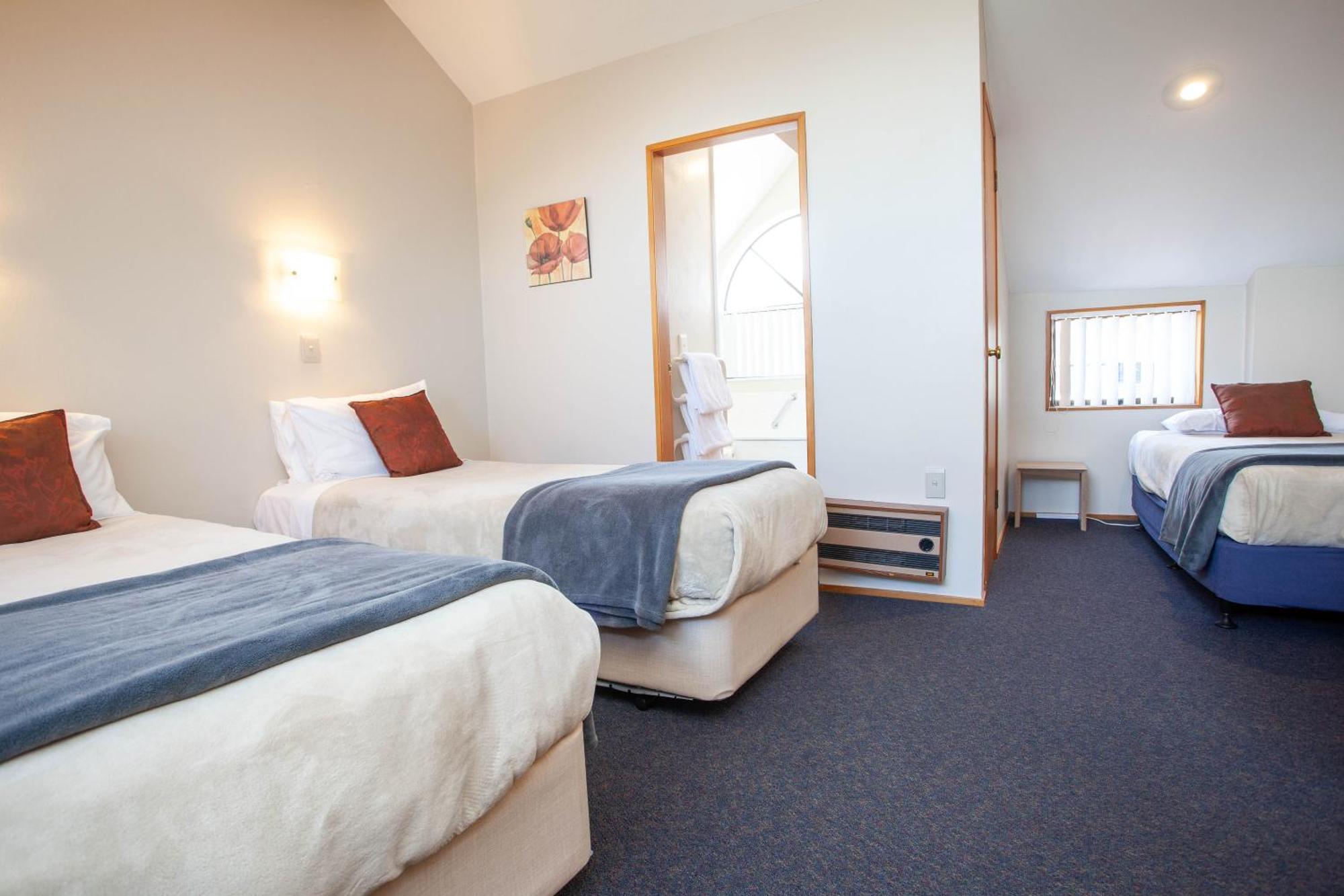 Cascades Lakefront Motel Taupo Szoba fotó A typical motel room