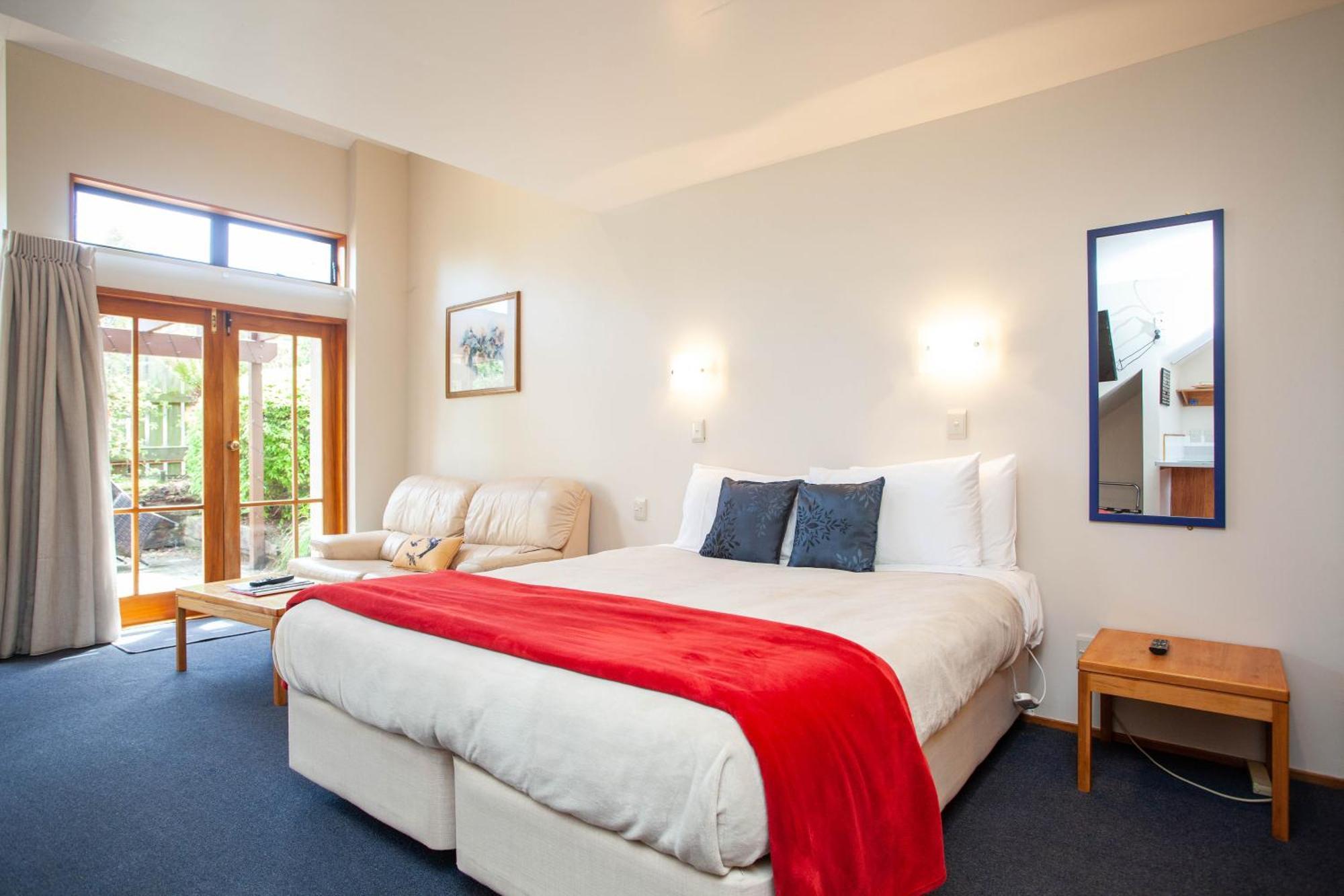 Cascades Lakefront Motel Taupo Szoba fotó A typical studio apartment