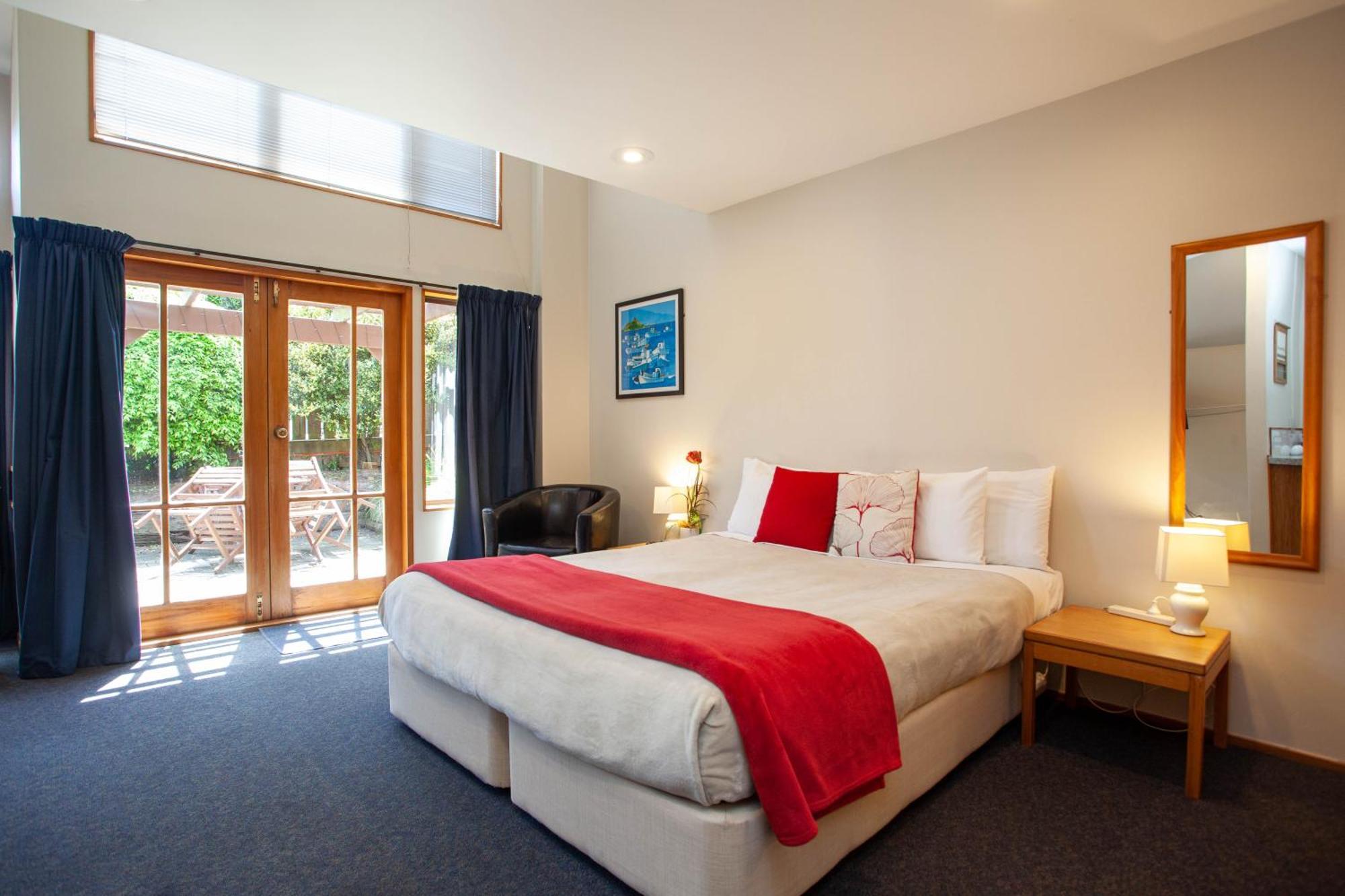 Cascades Lakefront Motel Taupo Szoba fotó A typical motel room