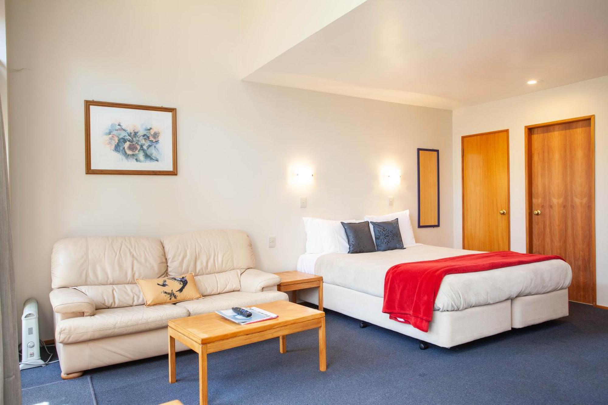 Cascades Lakefront Motel Taupo Szoba fotó A typical hotel room