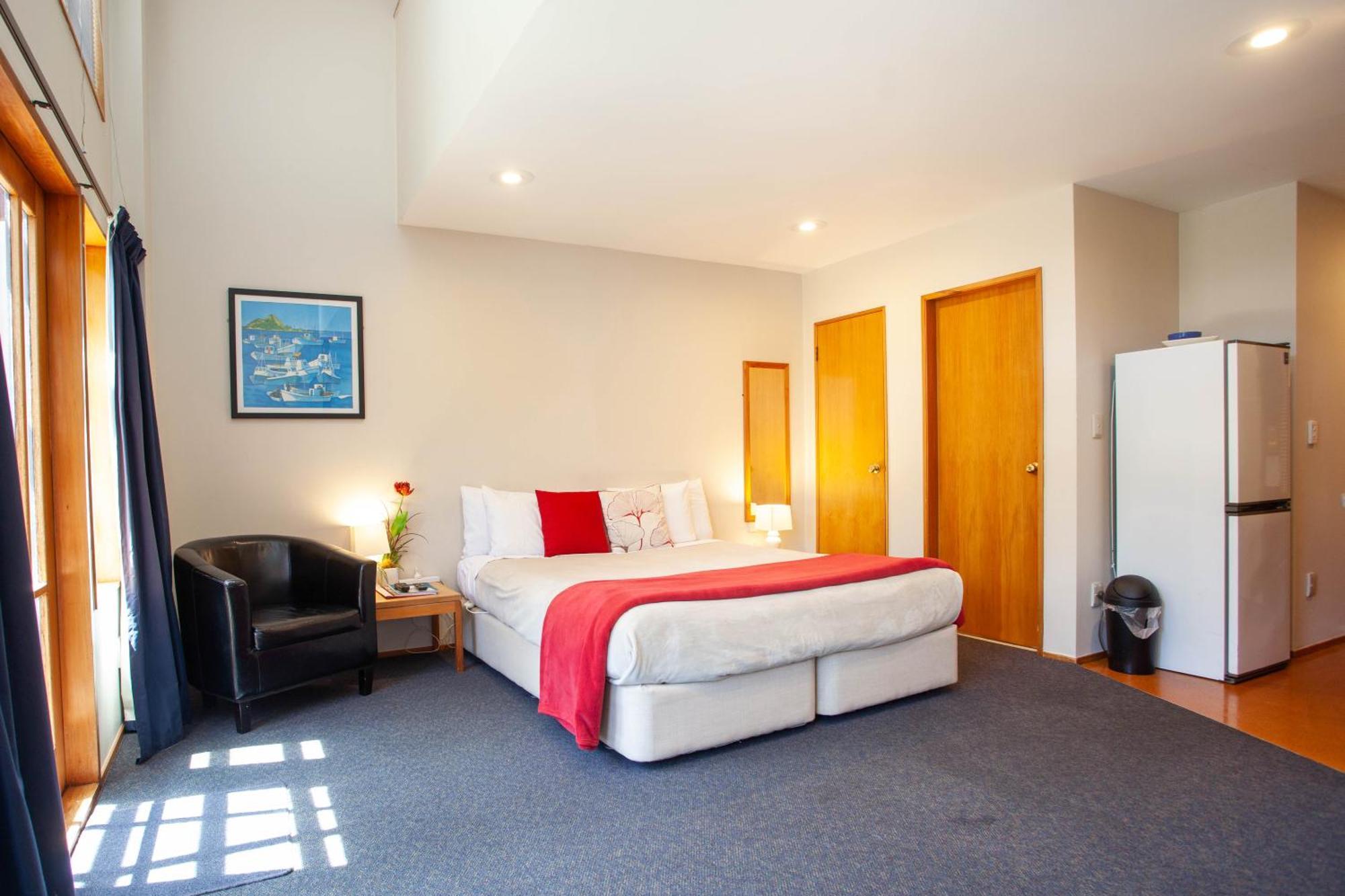 Cascades Lakefront Motel Taupo Szoba fotó A typical studio apartment