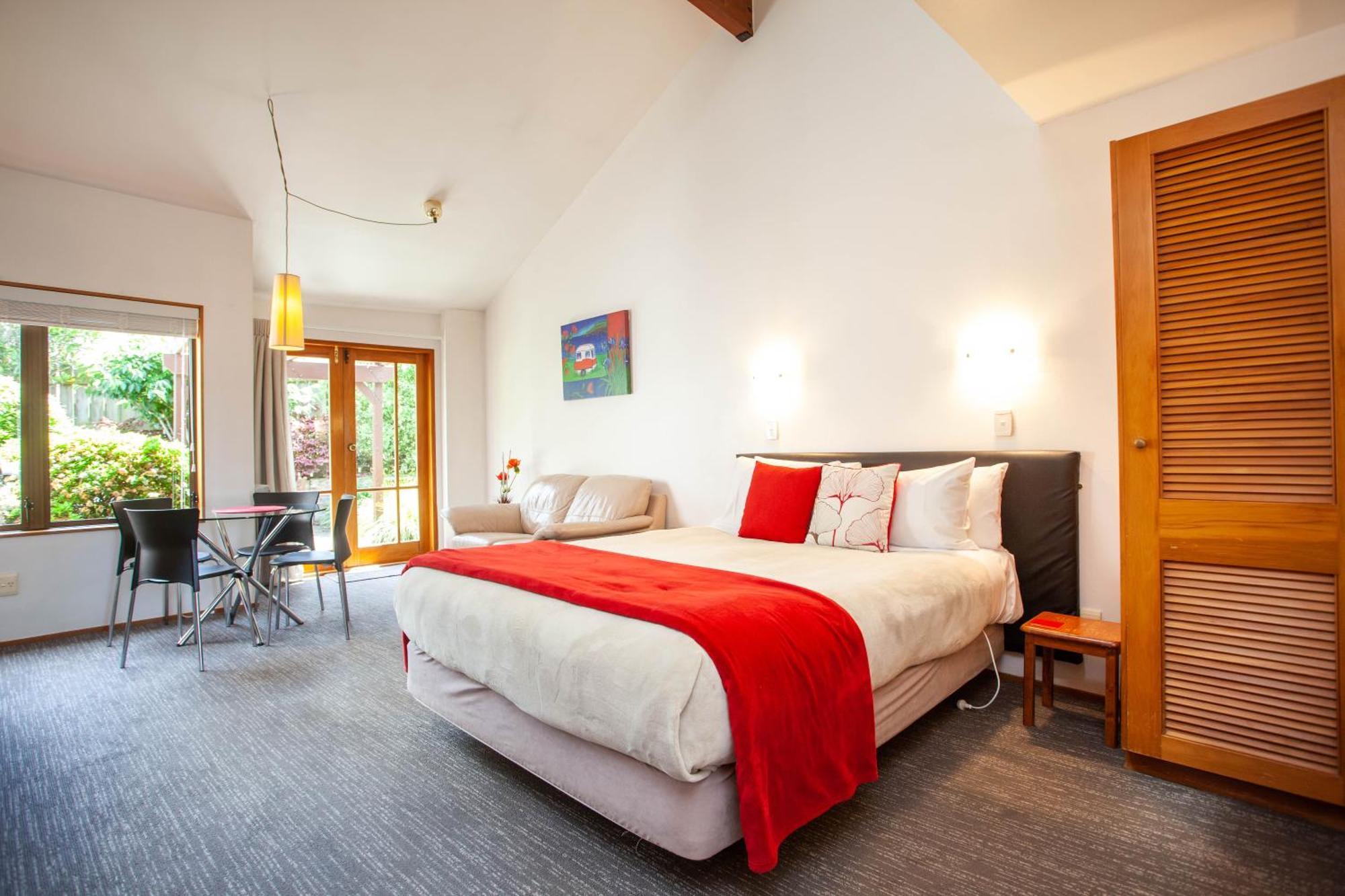 Cascades Lakefront Motel Taupo Szoba fotó A typical Studio