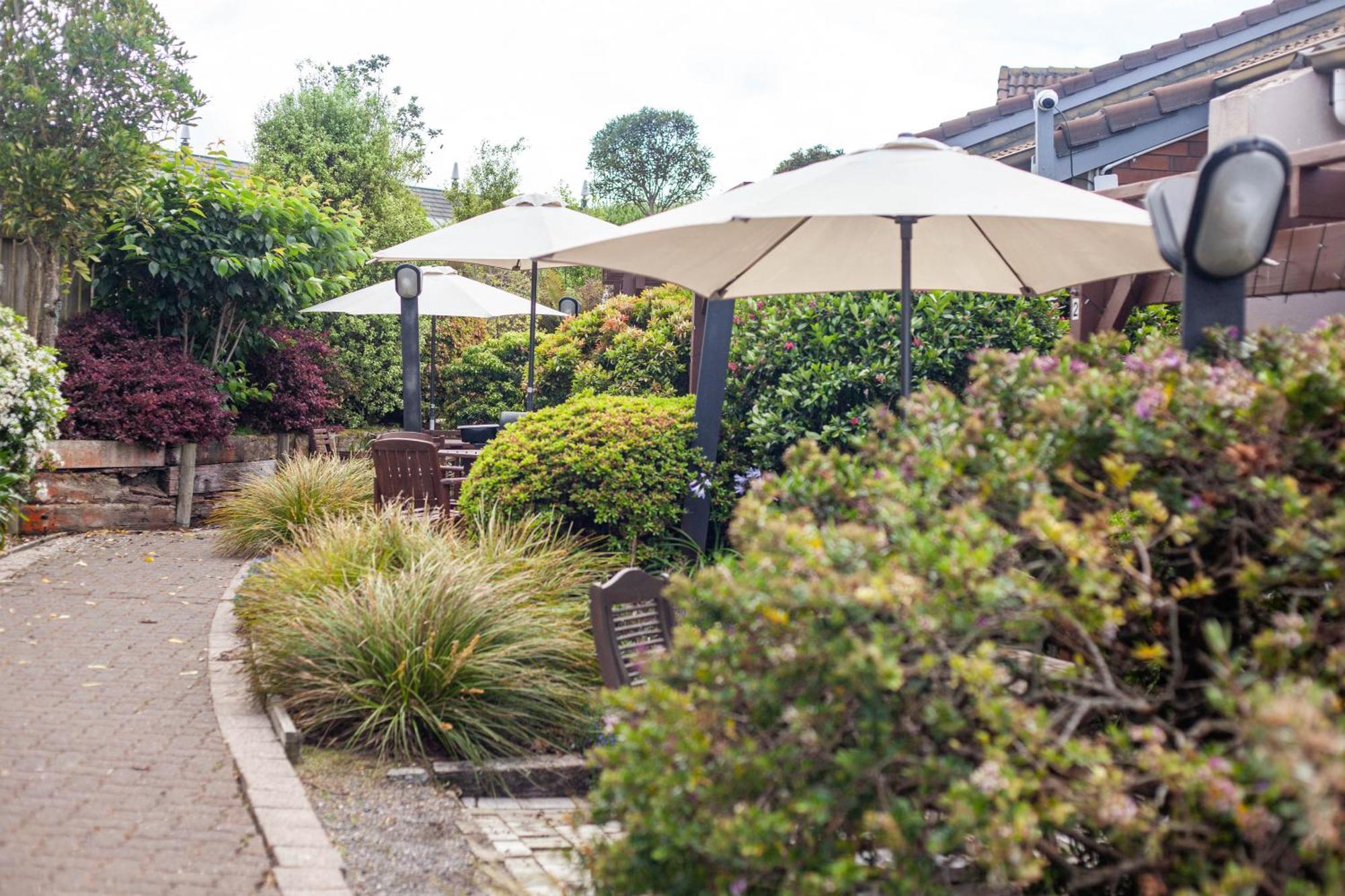 Cascades Lakefront Motel Taupo Szoba fotó The garden at The Old Red Lion