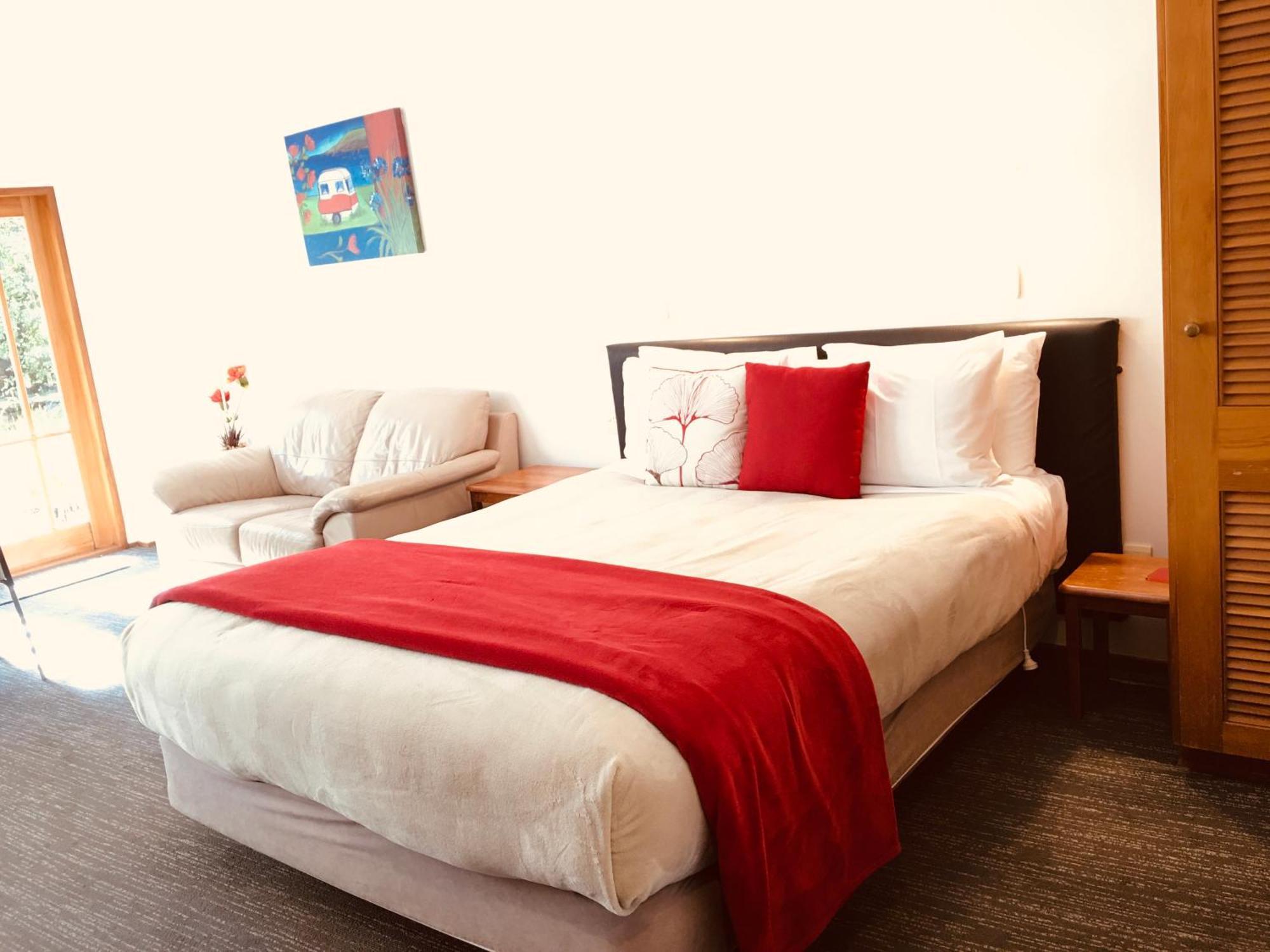 Cascades Lakefront Motel Taupo Kültér fotó A bedroom at the hotel