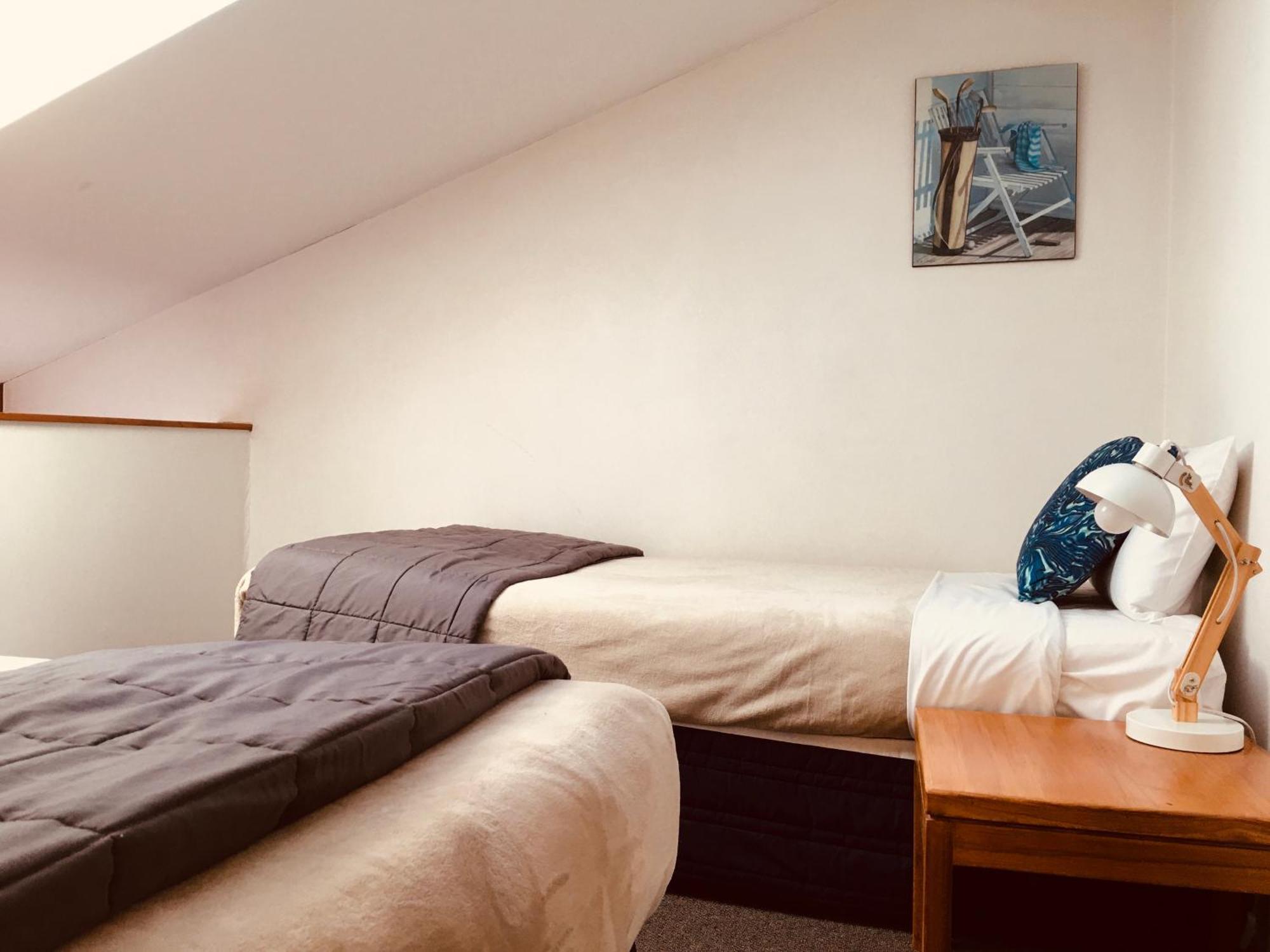 Cascades Lakefront Motel Taupo Kültér fotó A bedroom at the hotel