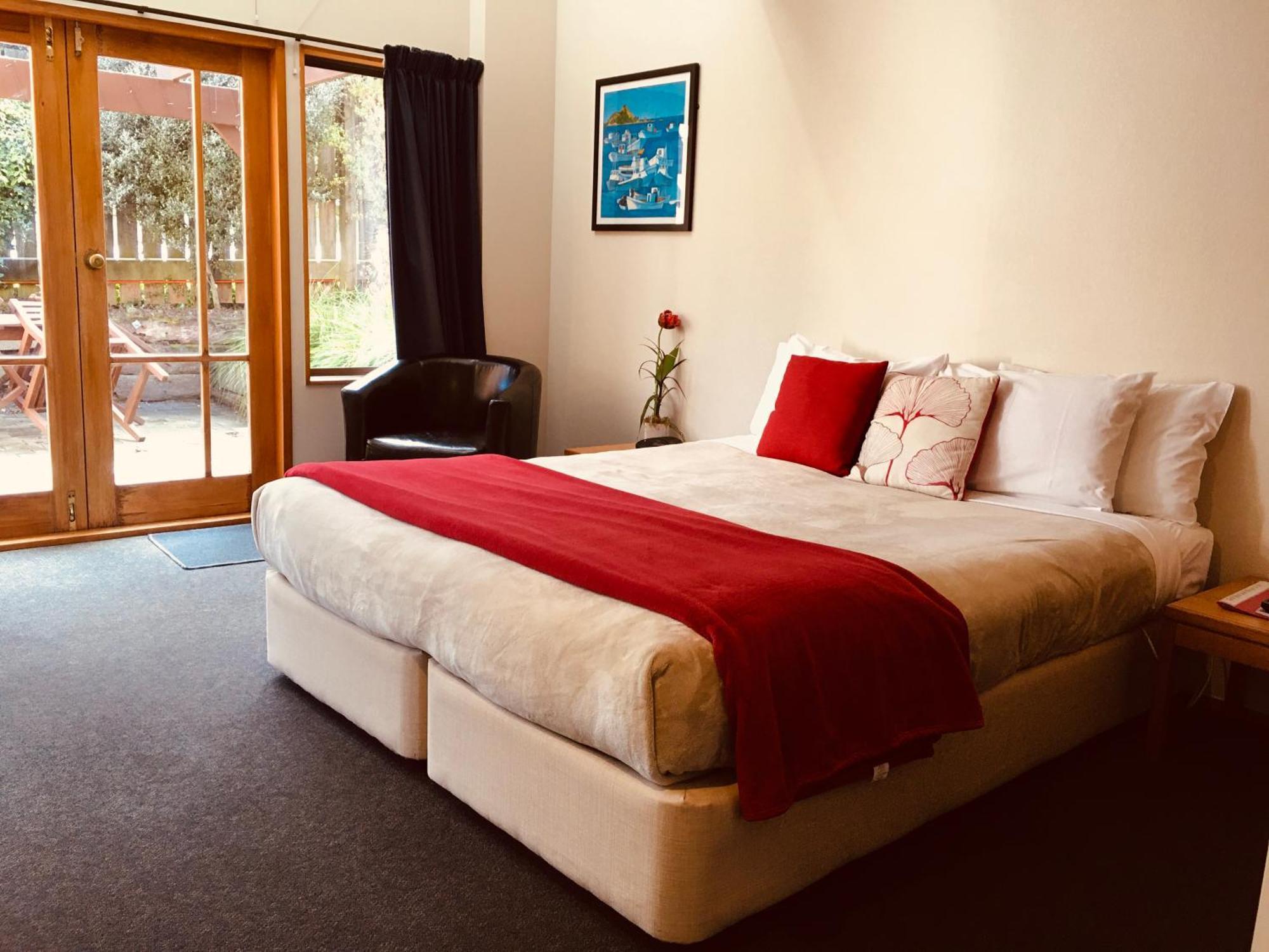 Cascades Lakefront Motel Taupo Kültér fotó A room at the hotel