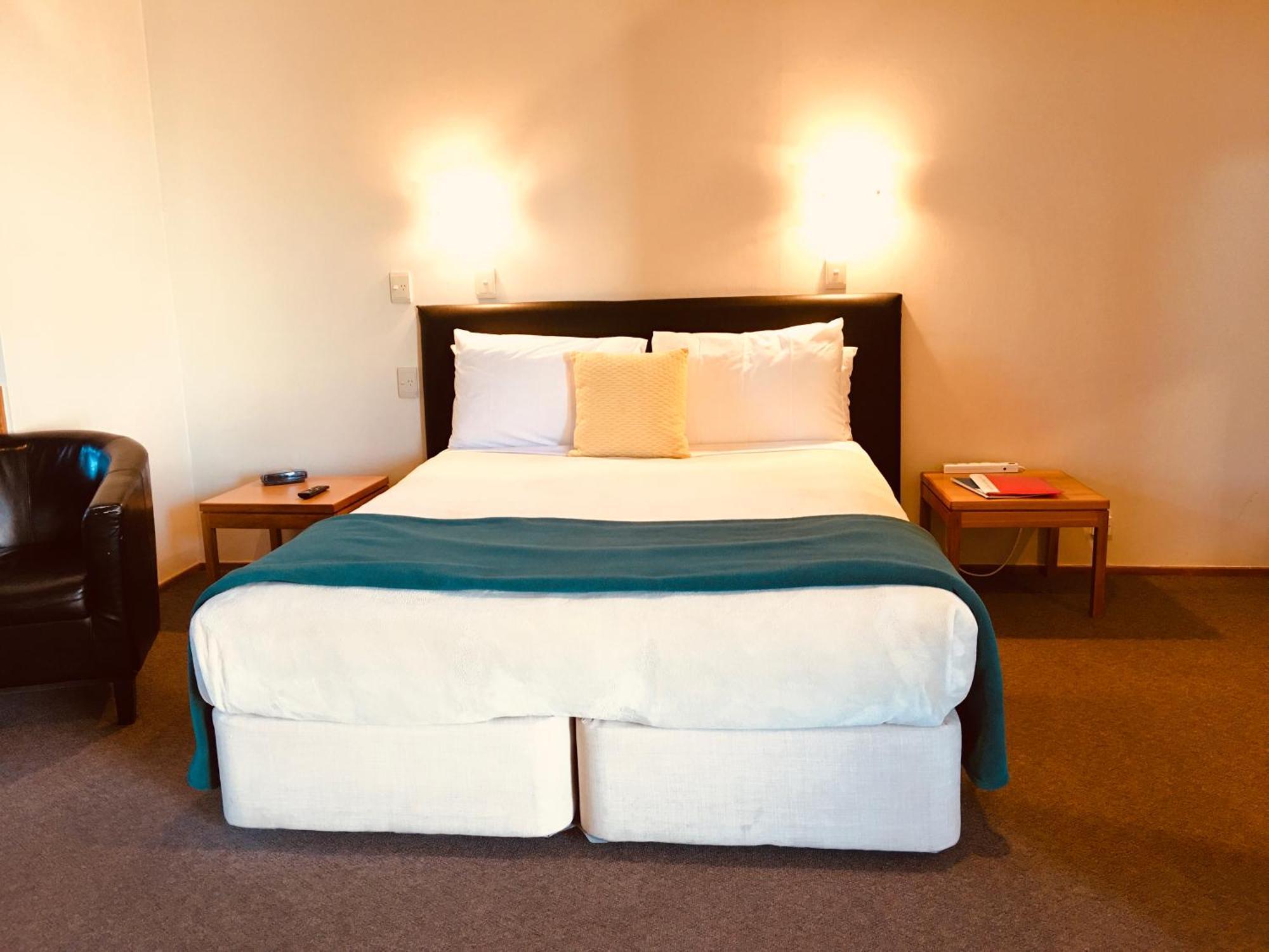 Cascades Lakefront Motel Taupo Kültér fotó A bed in a hotel room