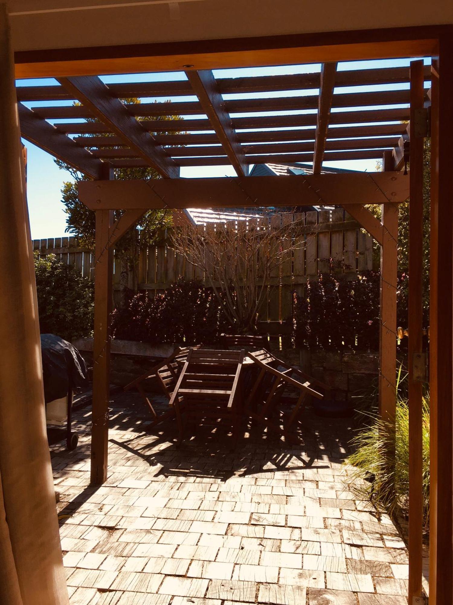 Cascades Lakefront Motel Taupo Kültér fotó Pergola in a backyard
