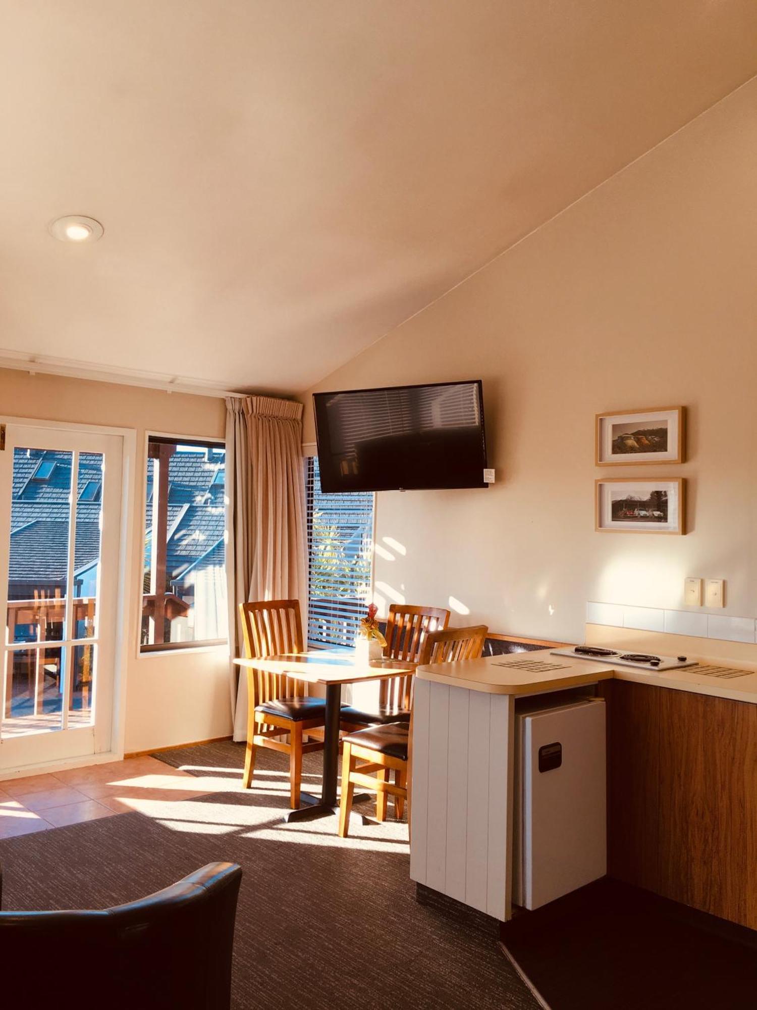 Cascades Lakefront Motel Taupo Kültér fotó A television in a motel room