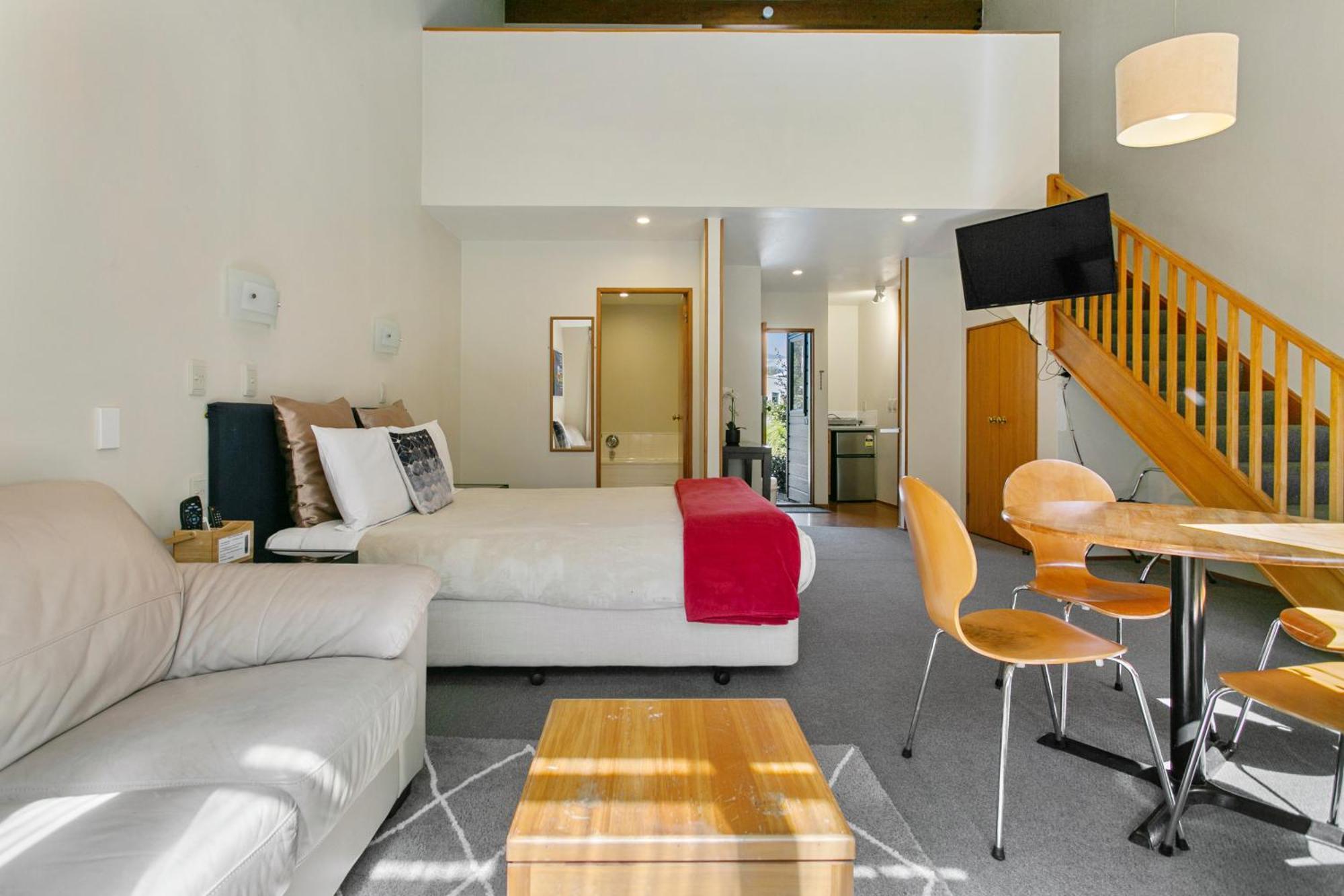 Cascades Lakefront Motel Taupo Kültér fotó A typical studio apartment
