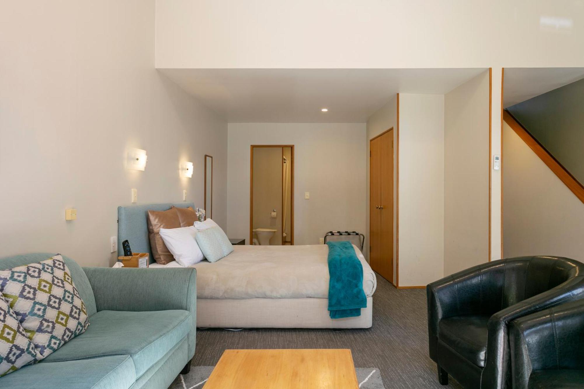 Cascades Lakefront Motel Taupo Kültér fotó A typical studio apartment
