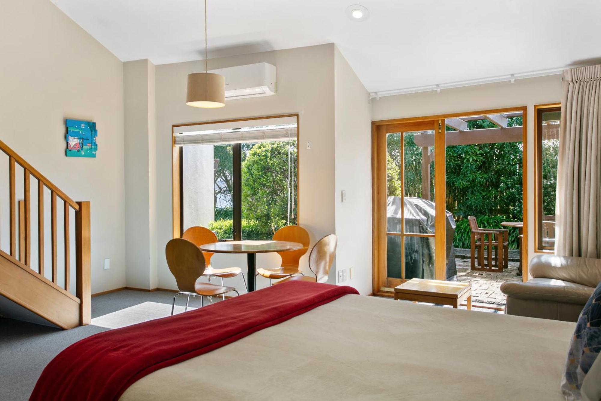 Cascades Lakefront Motel Taupo Kültér fotó A typical studio apartment