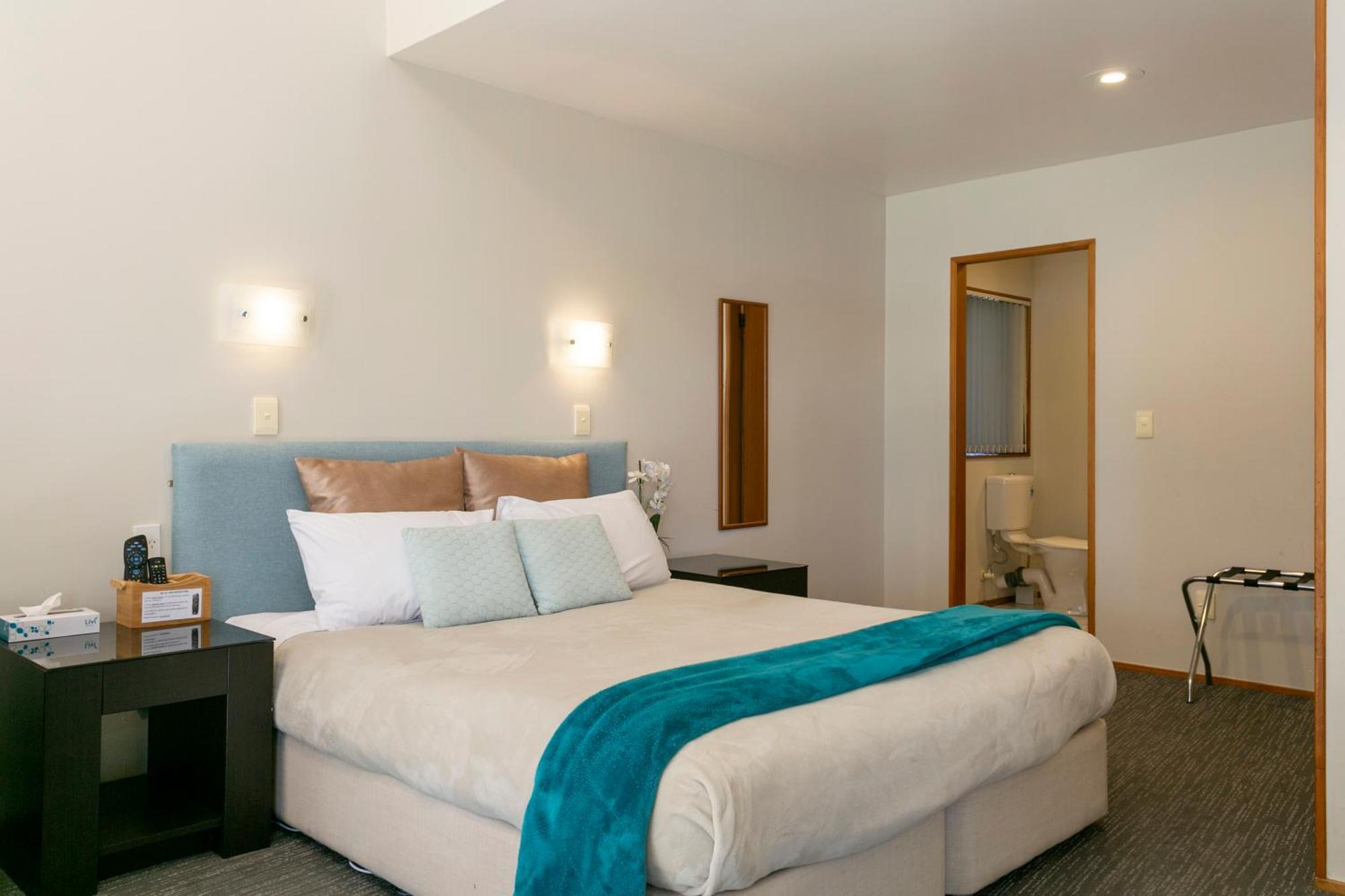 Cascades Lakefront Motel Taupo Kültér fotó A typical motel room