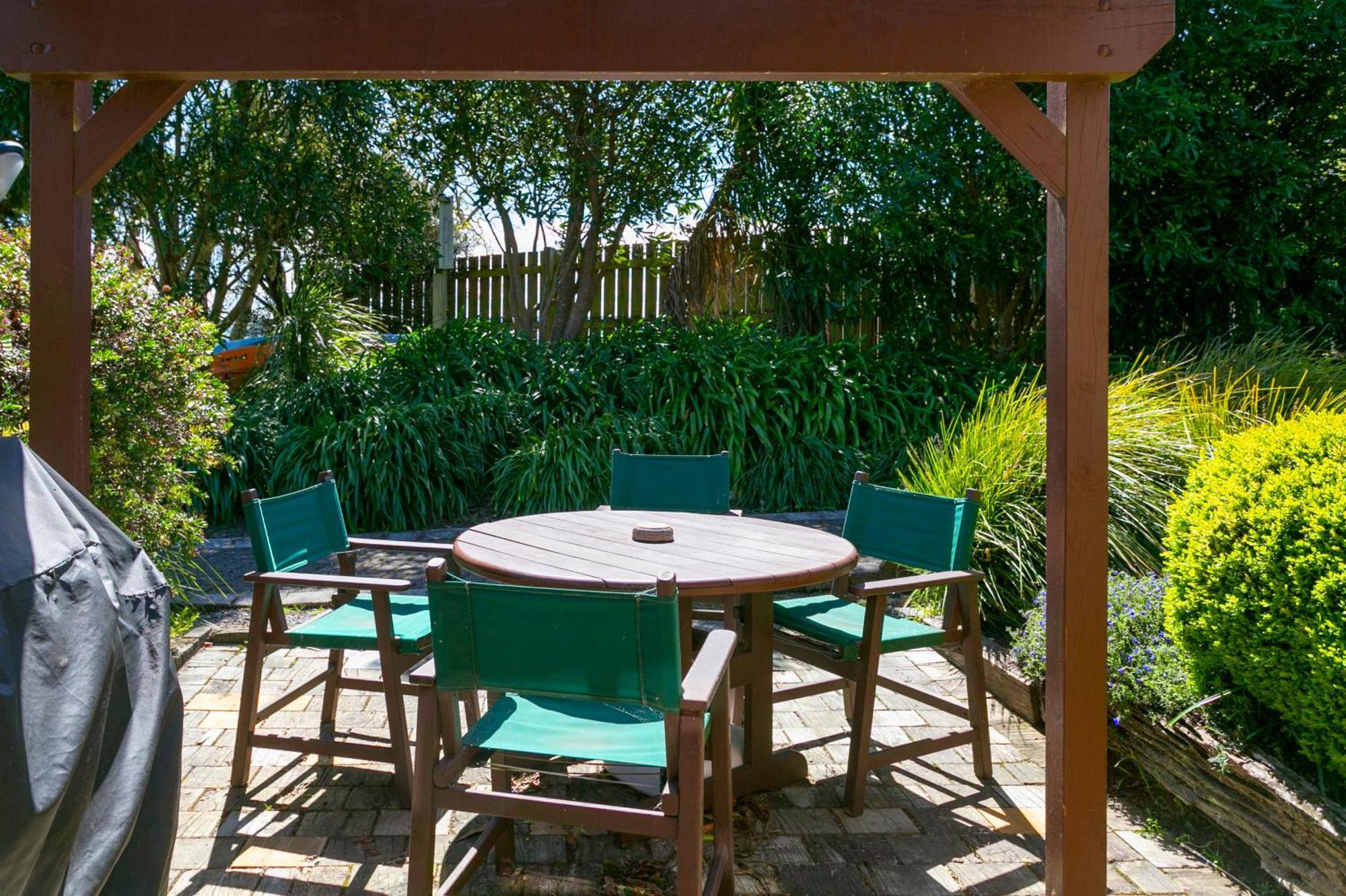 Cascades Lakefront Motel Taupo Kültér fotó A pergola in a garden