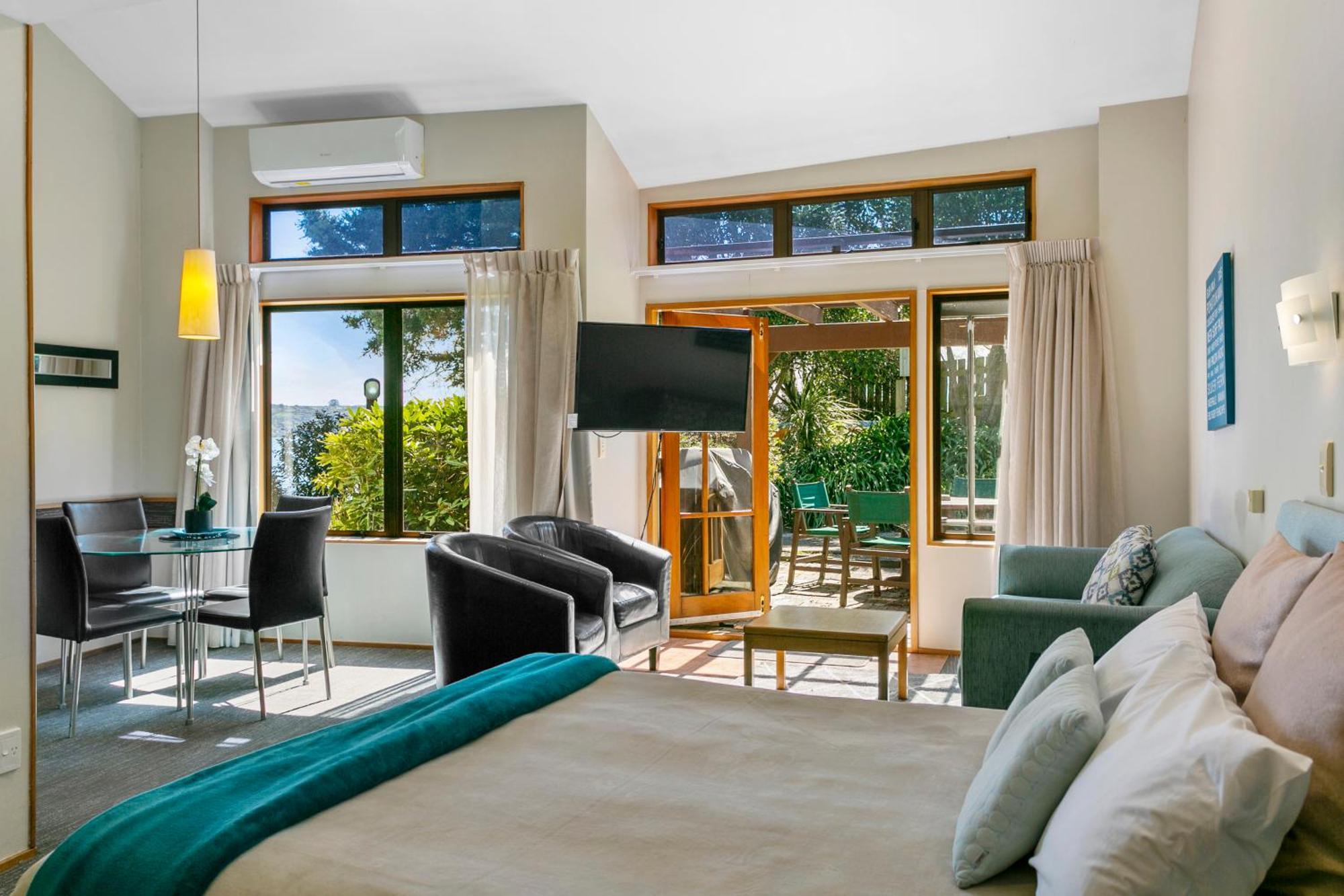 Cascades Lakefront Motel Taupo Kültér fotó A suite at the hotel