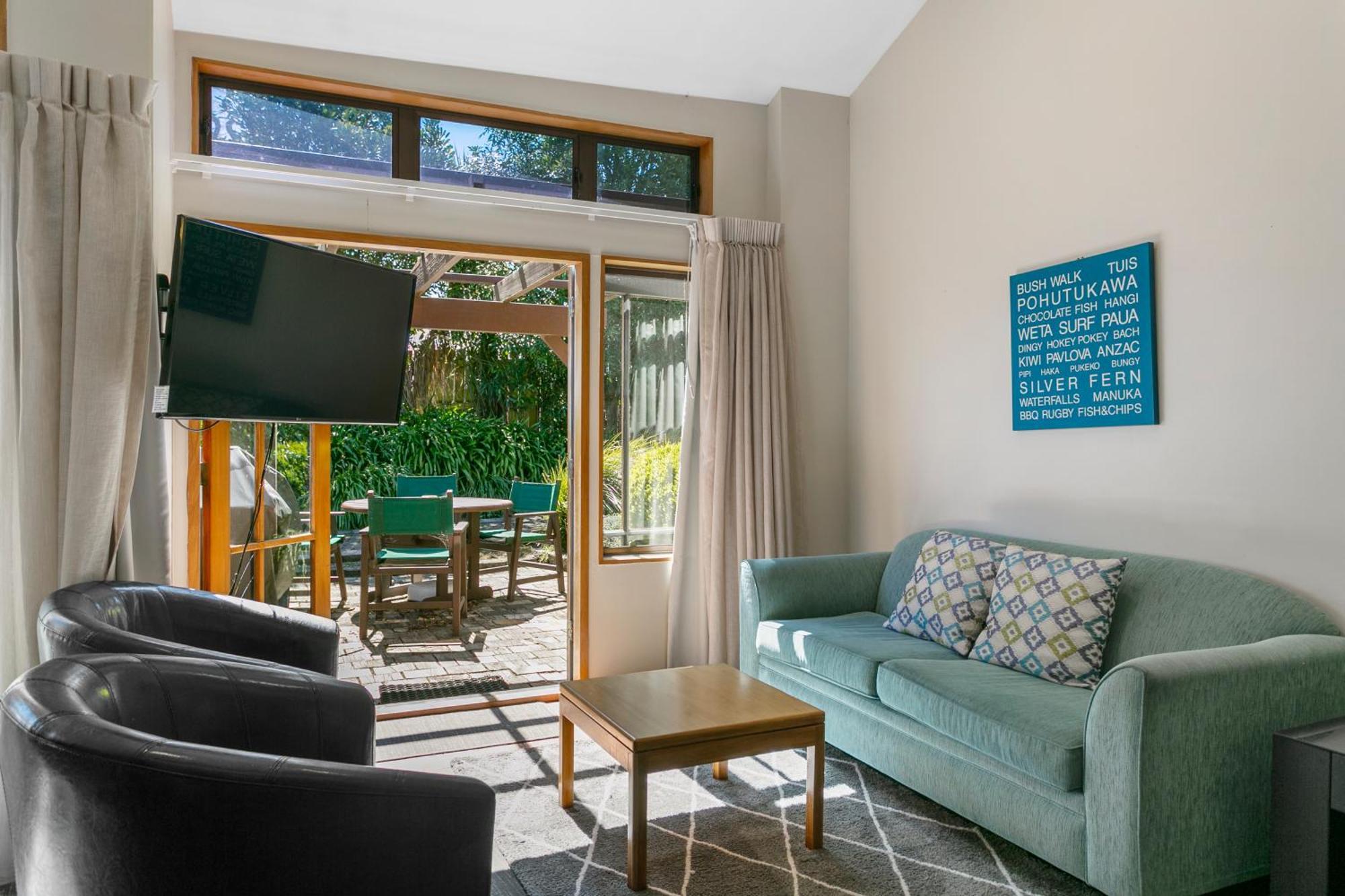 Cascades Lakefront Motel Taupo Kültér fotó Living room at the Lodge