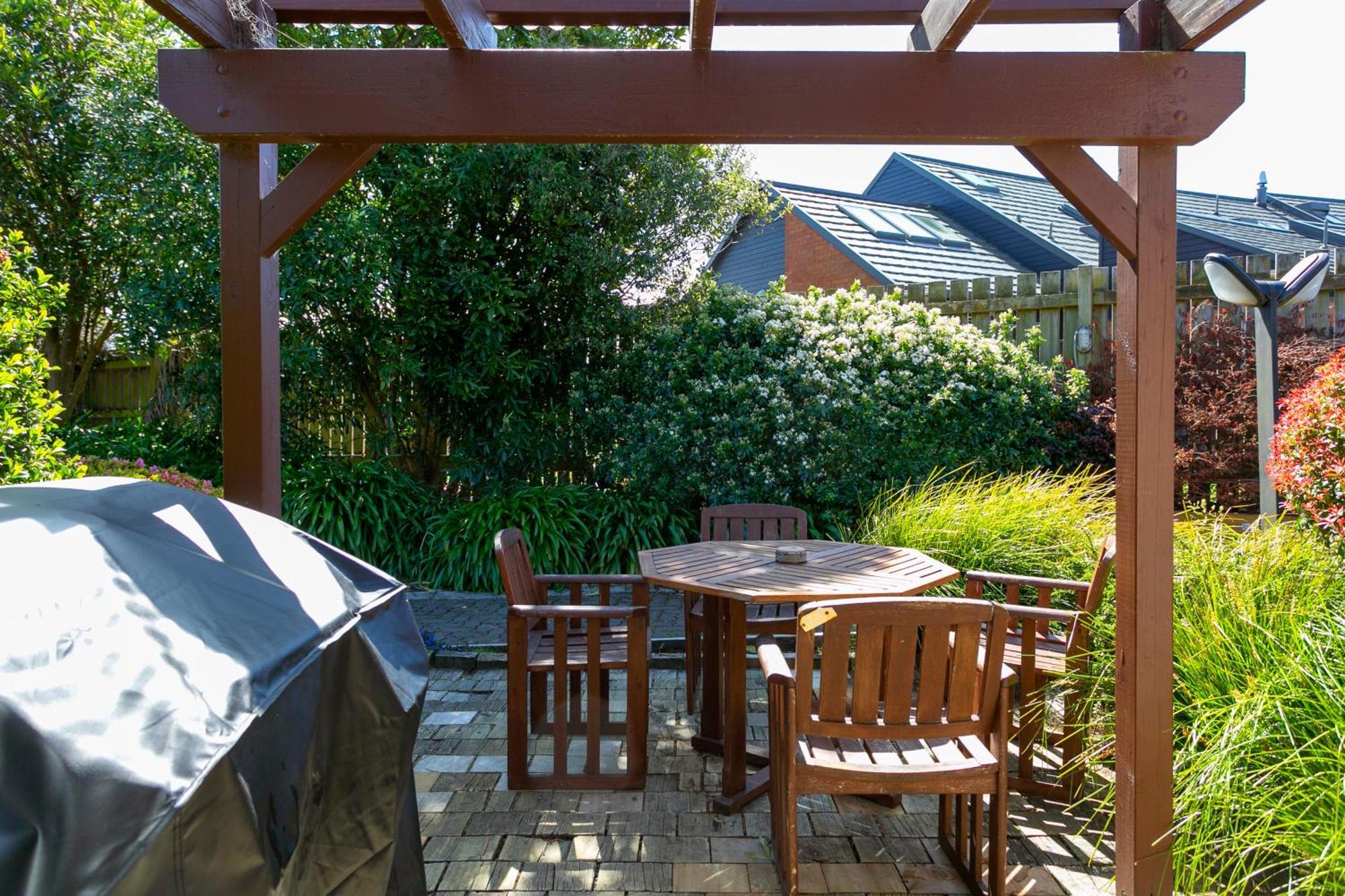 Cascades Lakefront Motel Taupo Kültér fotó A pergola in a backyard