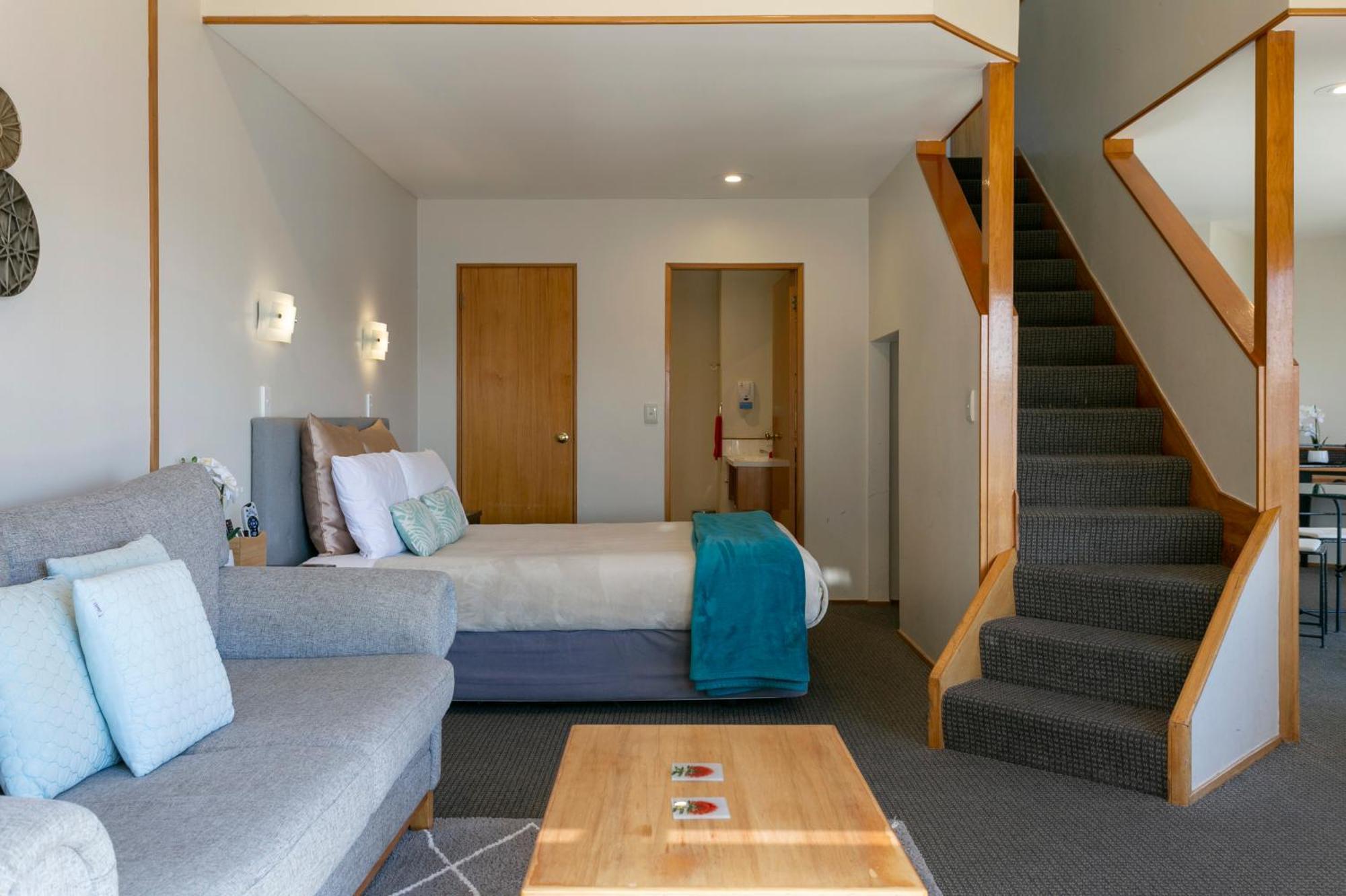 Cascades Lakefront Motel Taupo Kültér fotó A suite at the hotel