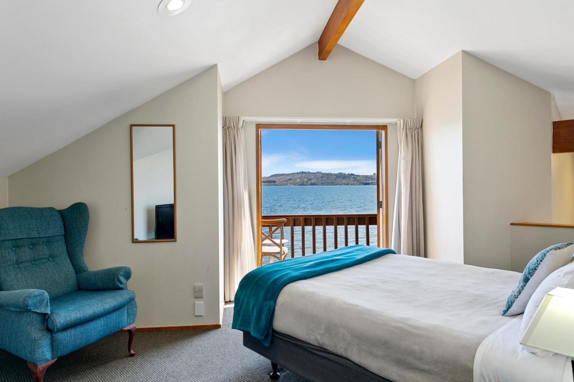 Cascades Lakefront Motel Taupo Kültér fotó A bedroom at the hotel