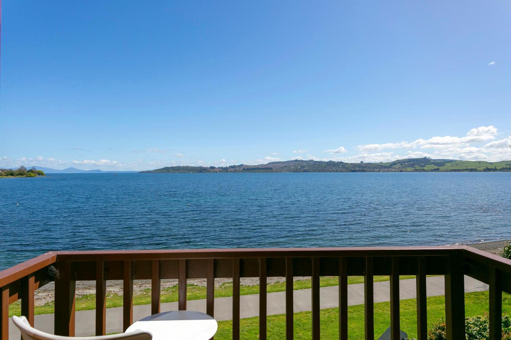 Cascades Lakefront Motel Taupo Kültér fotó View of the bay from the hotel