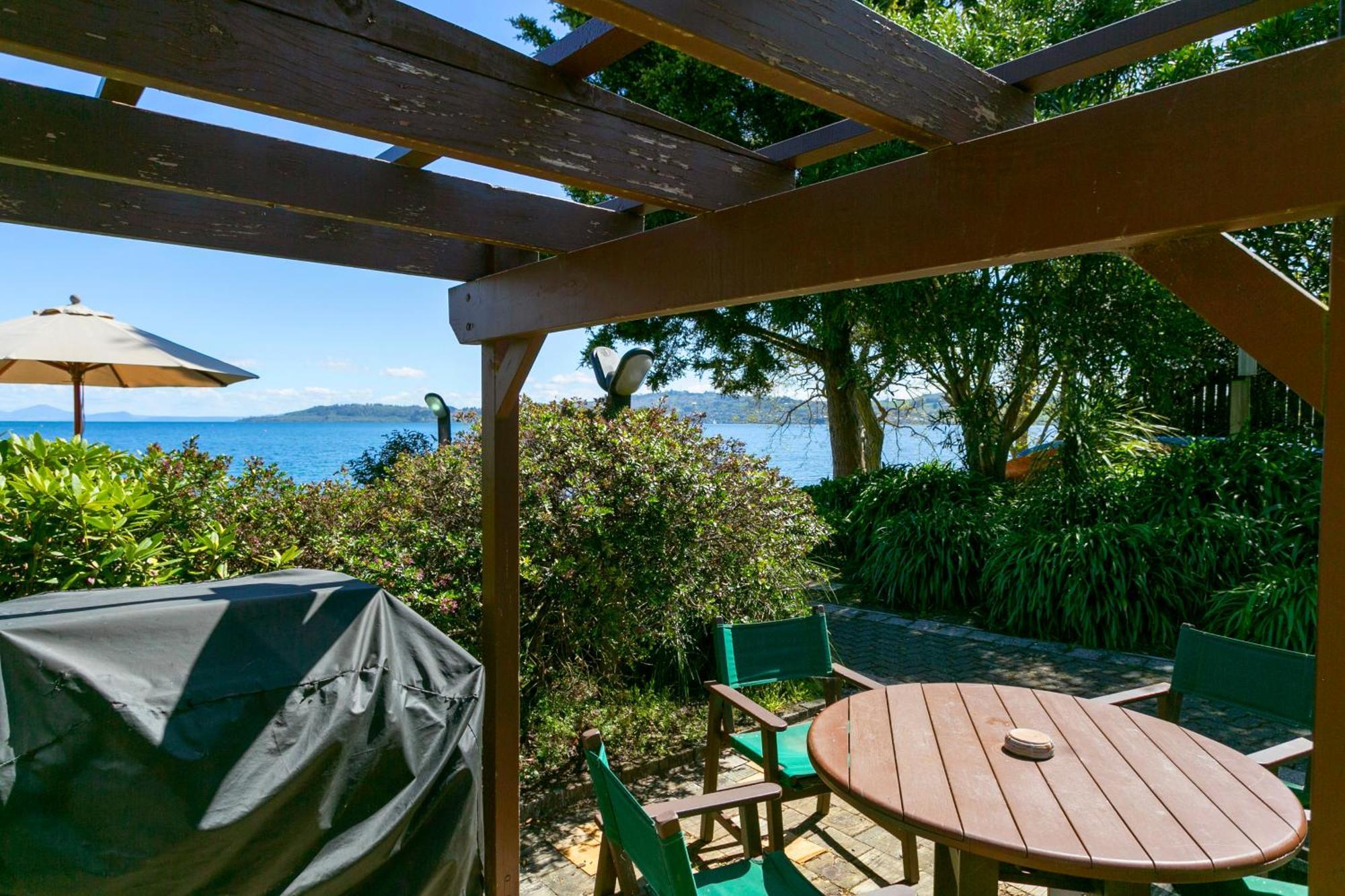Cascades Lakefront Motel Taupo Kültér fotó The view from the deck of the house