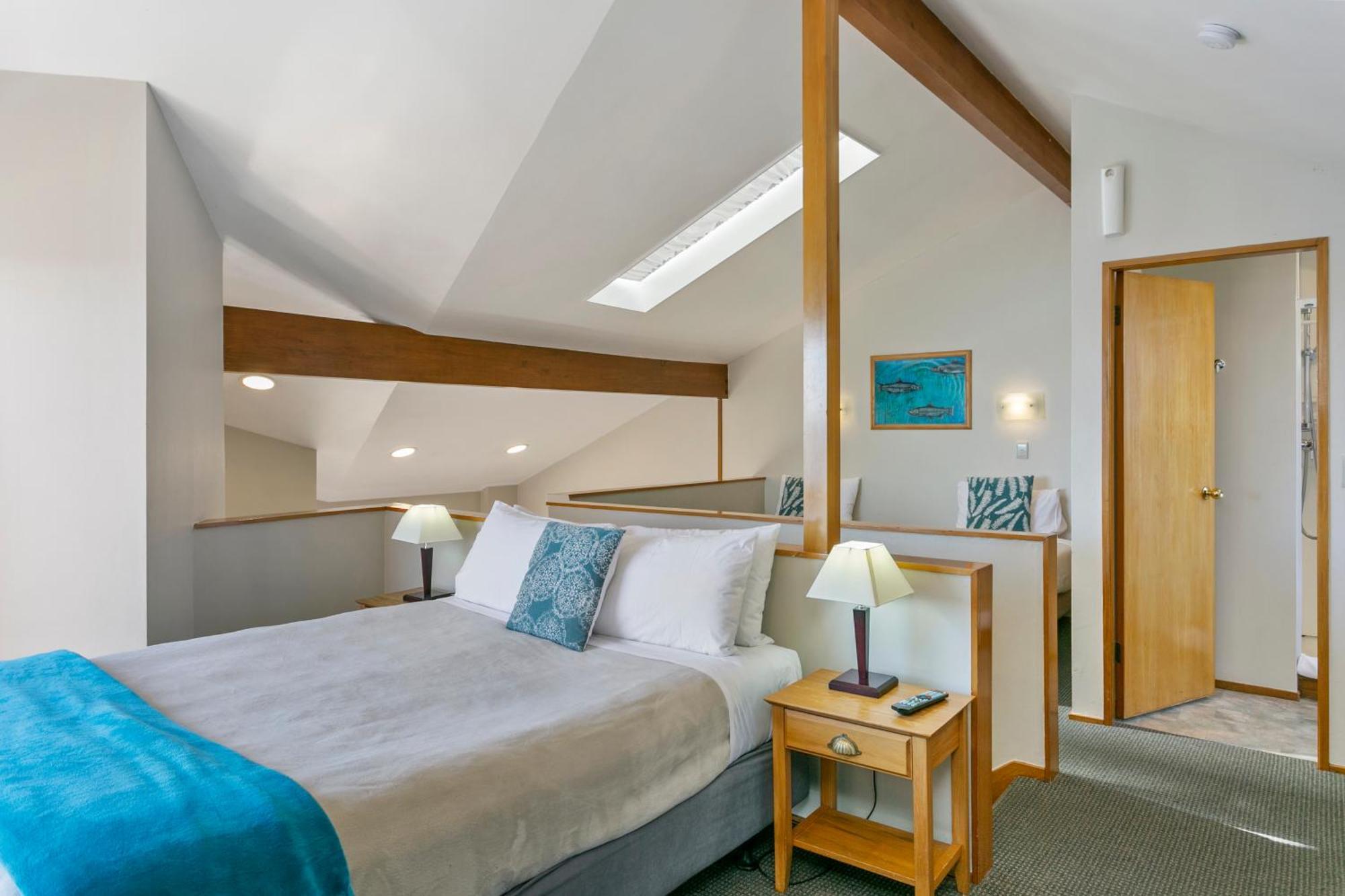 Cascades Lakefront Motel Taupo Kültér fotó A bedroom at the hotel
