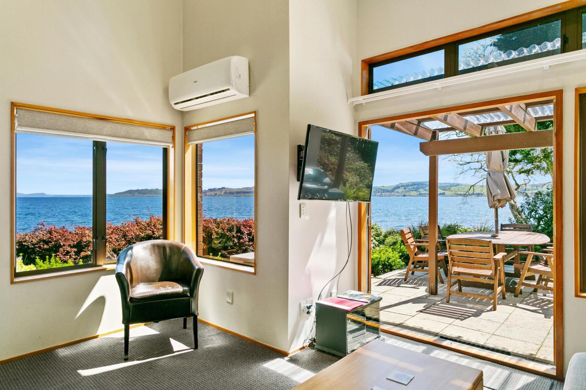 Cascades Lakefront Motel Taupo Kültér fotó A room at the Bay of Many Coves
