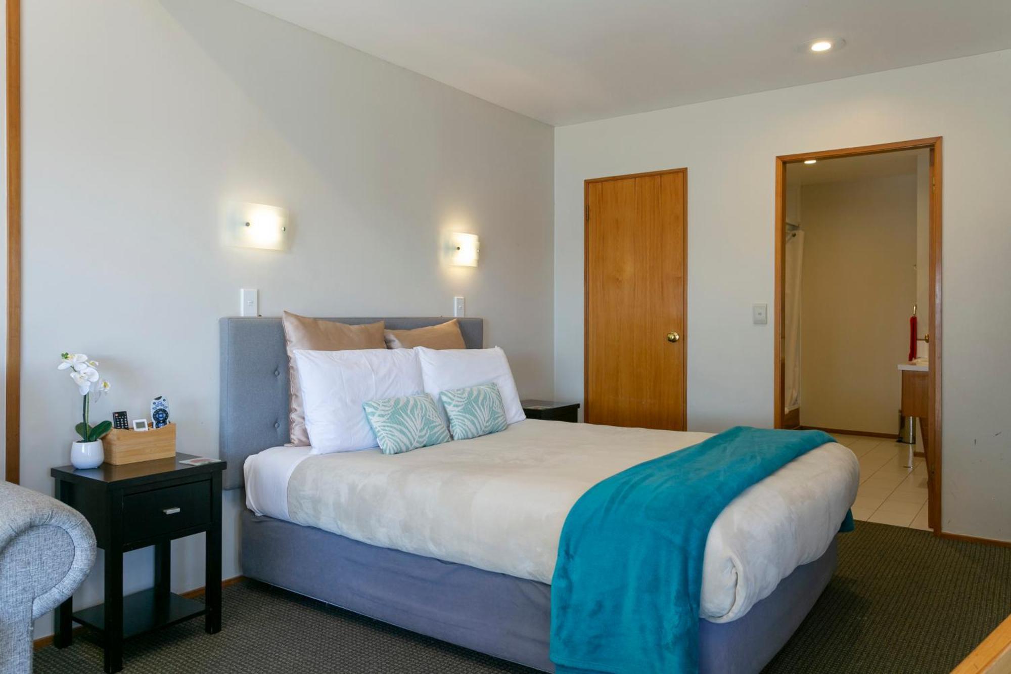 Cascades Lakefront Motel Taupo Kültér fotó A bedroom at the hotel