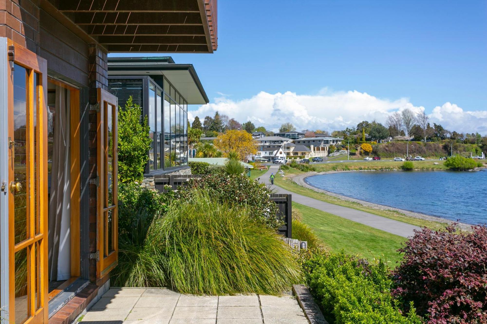 Cascades Lakefront Motel Taupo Kültér fotó View of the lake from the library