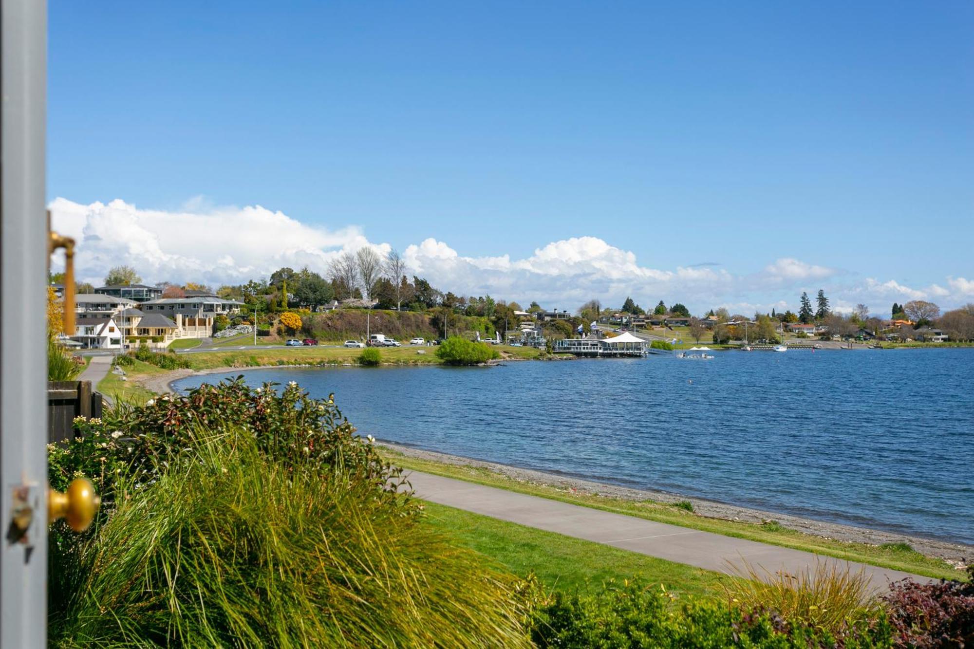 Cascades Lakefront Motel Taupo Kültér fotó View of Lake Stevens