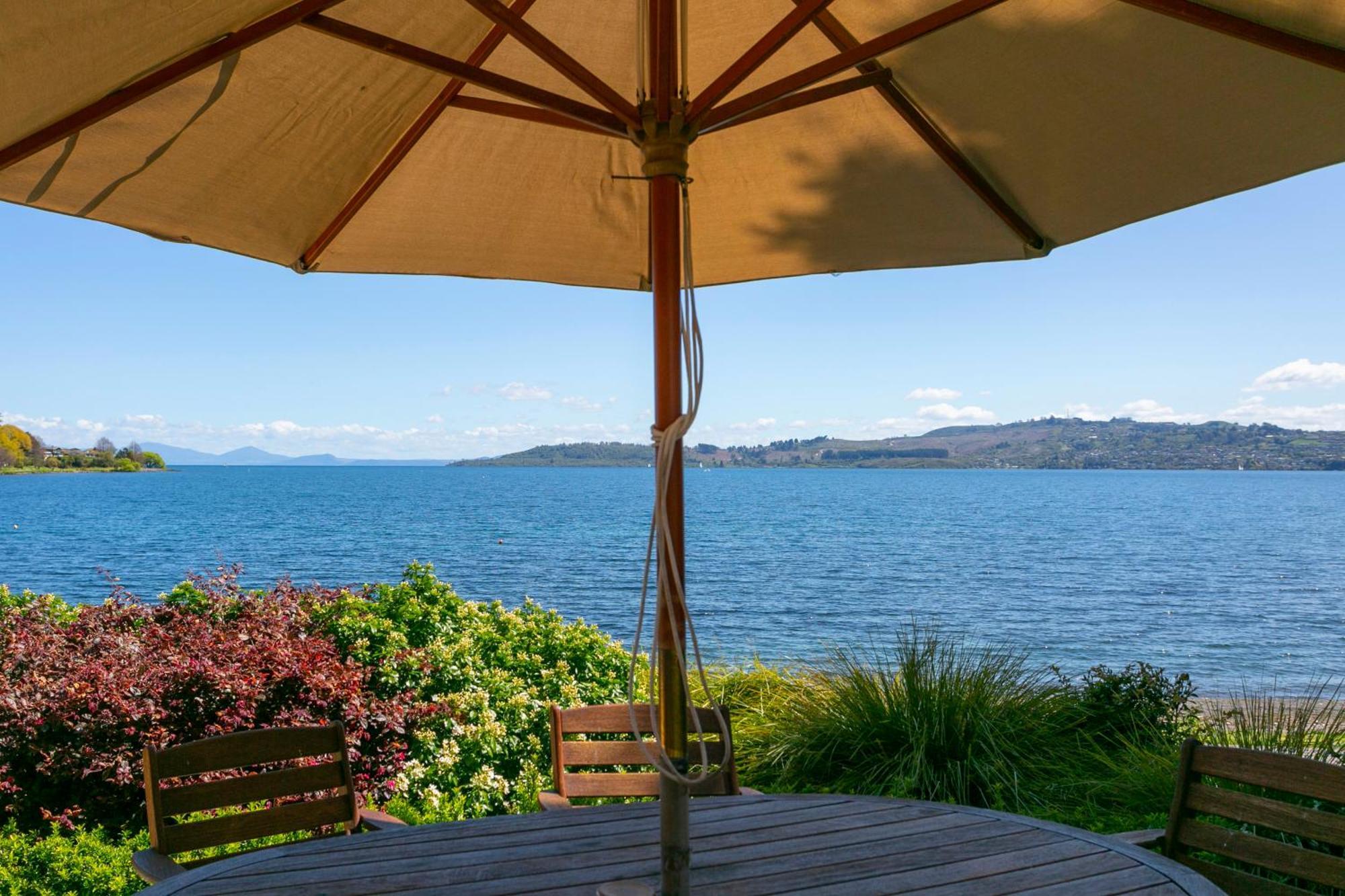 Cascades Lakefront Motel Taupo Kültér fotó View of the bay from the town