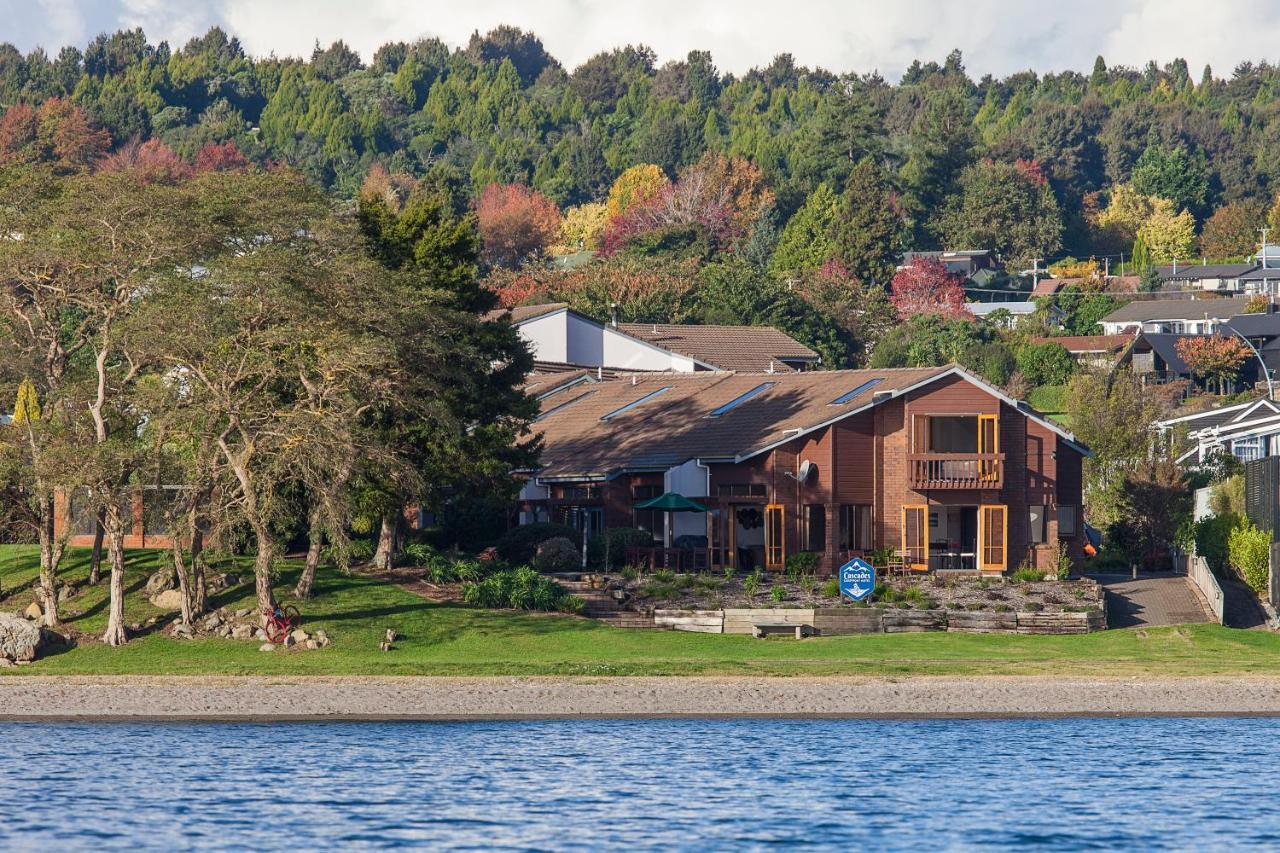 Cascades Lakefront Motel Taupo Kültér fotó Residential neighborhood on the shore of Lake Stevens